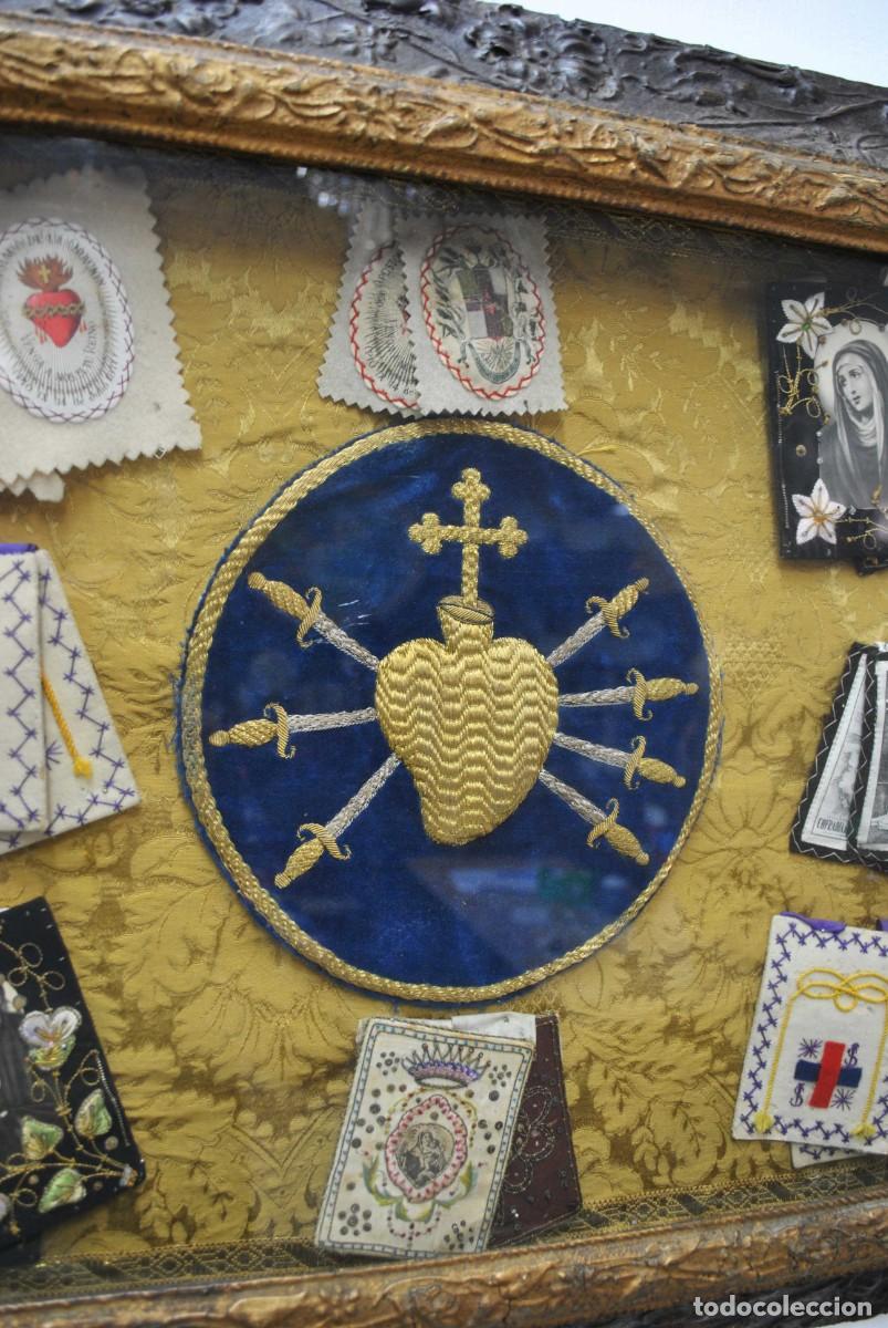 Antig&uuml;edades: CUADRO CON COLECCI&Oacute;N DE ESCAPULARIOS Y RELICARIOS - Foto 3