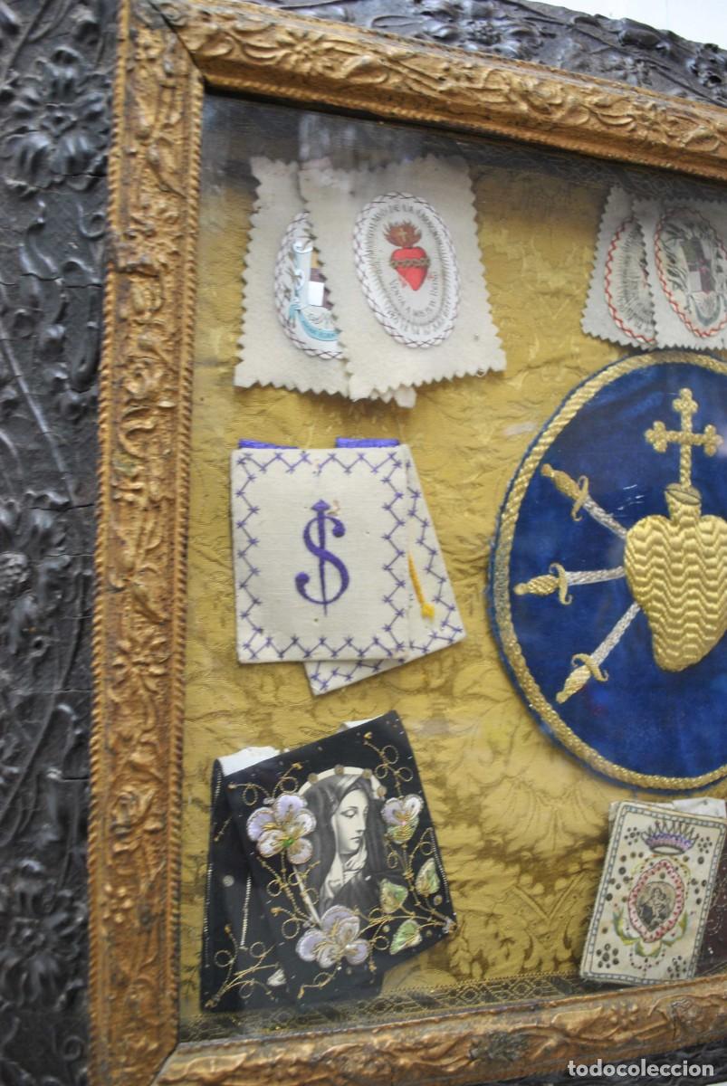 Antig&uuml;edades: CUADRO CON COLECCI&Oacute;N DE ESCAPULARIOS Y RELICARIOS - Foto 4
