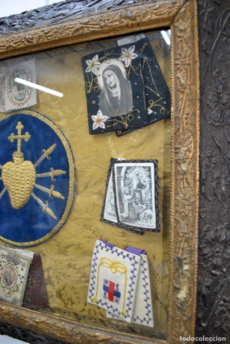 Antig&uuml;edades: CUADRO CON COLECCI&Oacute;N DE ESCAPULARIOS Y RELICARIOS - Foto 5