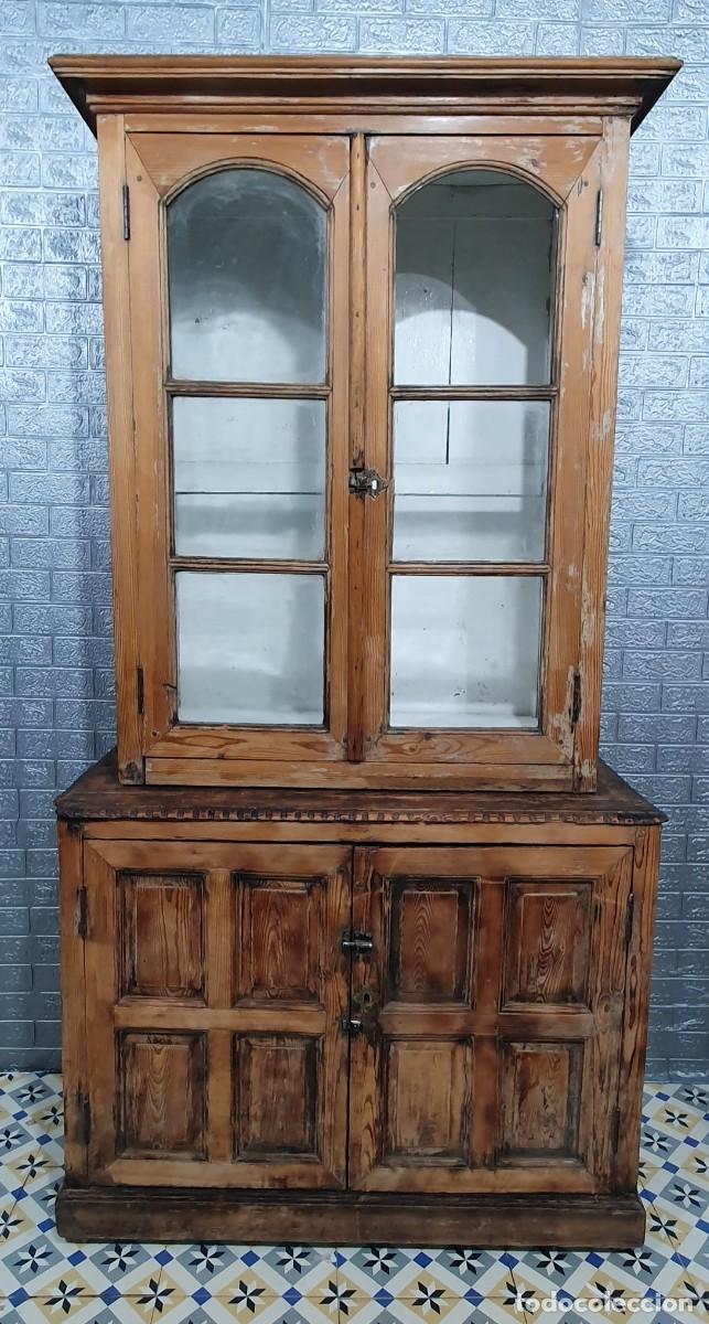 Antig&uuml;edades: Vitrina antigua de madera maciza - Foto 2