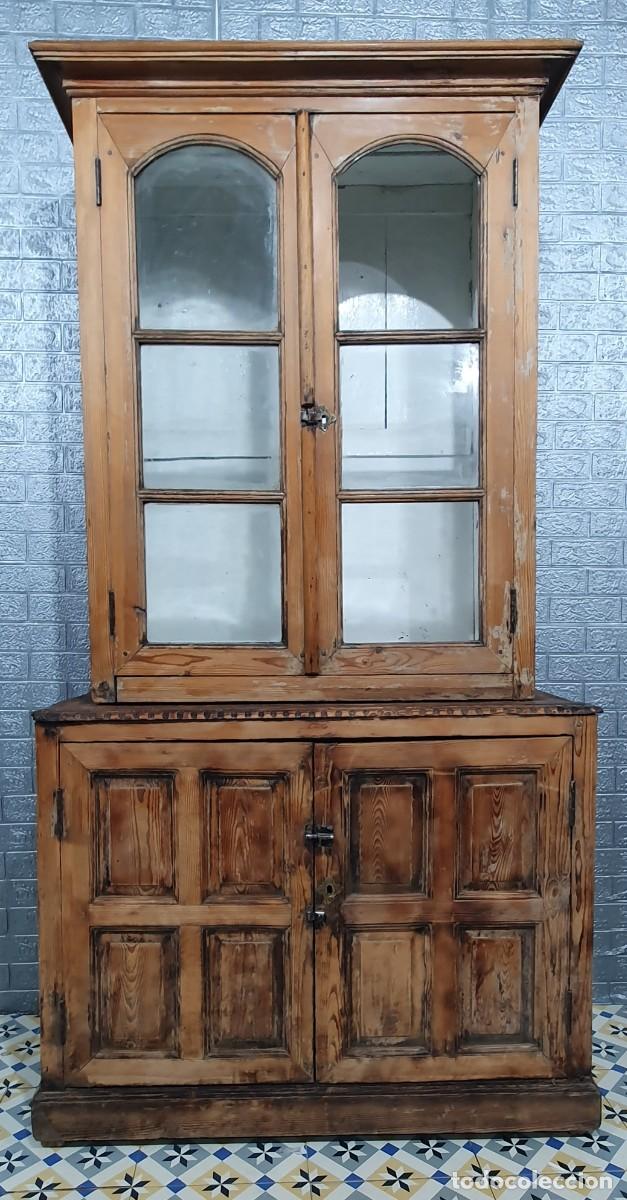 Antig&uuml;edades: Vitrina antigua de madera maciza - Foto 3