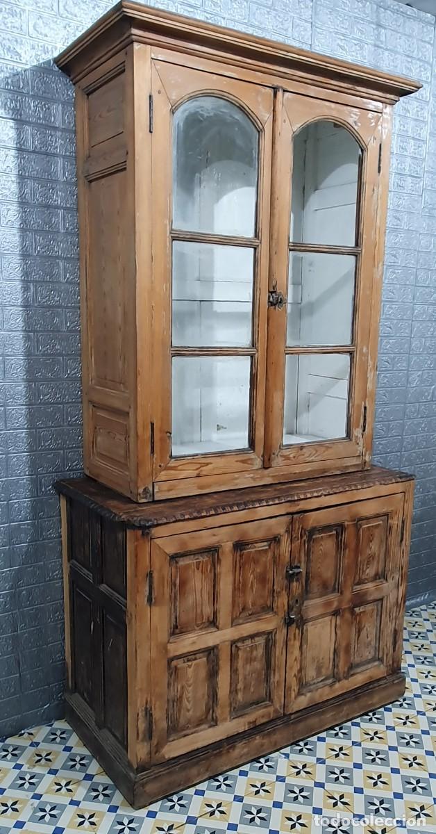 Antig&uuml;edades: Vitrina antigua de madera maciza - Foto 4