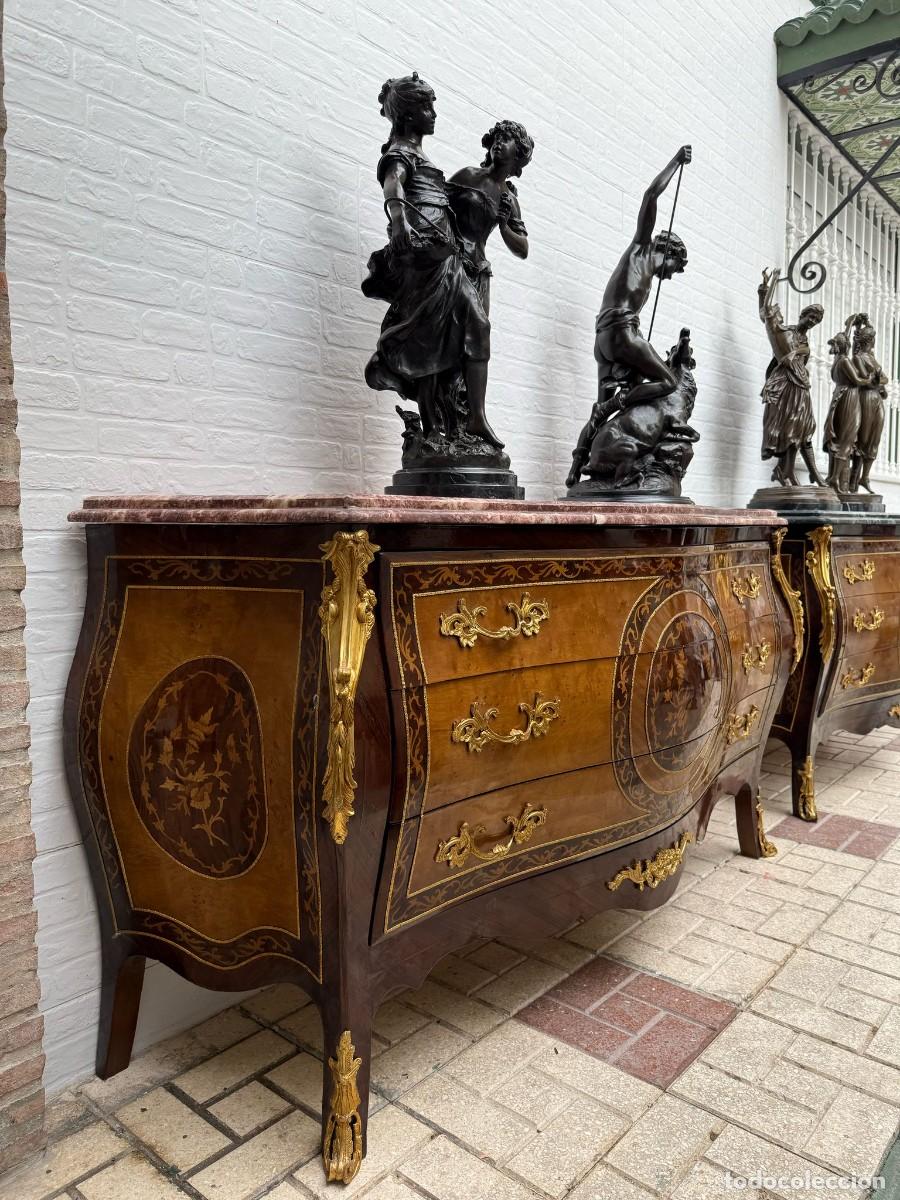 Antig&uuml;edades: C&oacute;moda Luis XV en marqueter&iacute;a y decoraciones en bronce - Foto 2