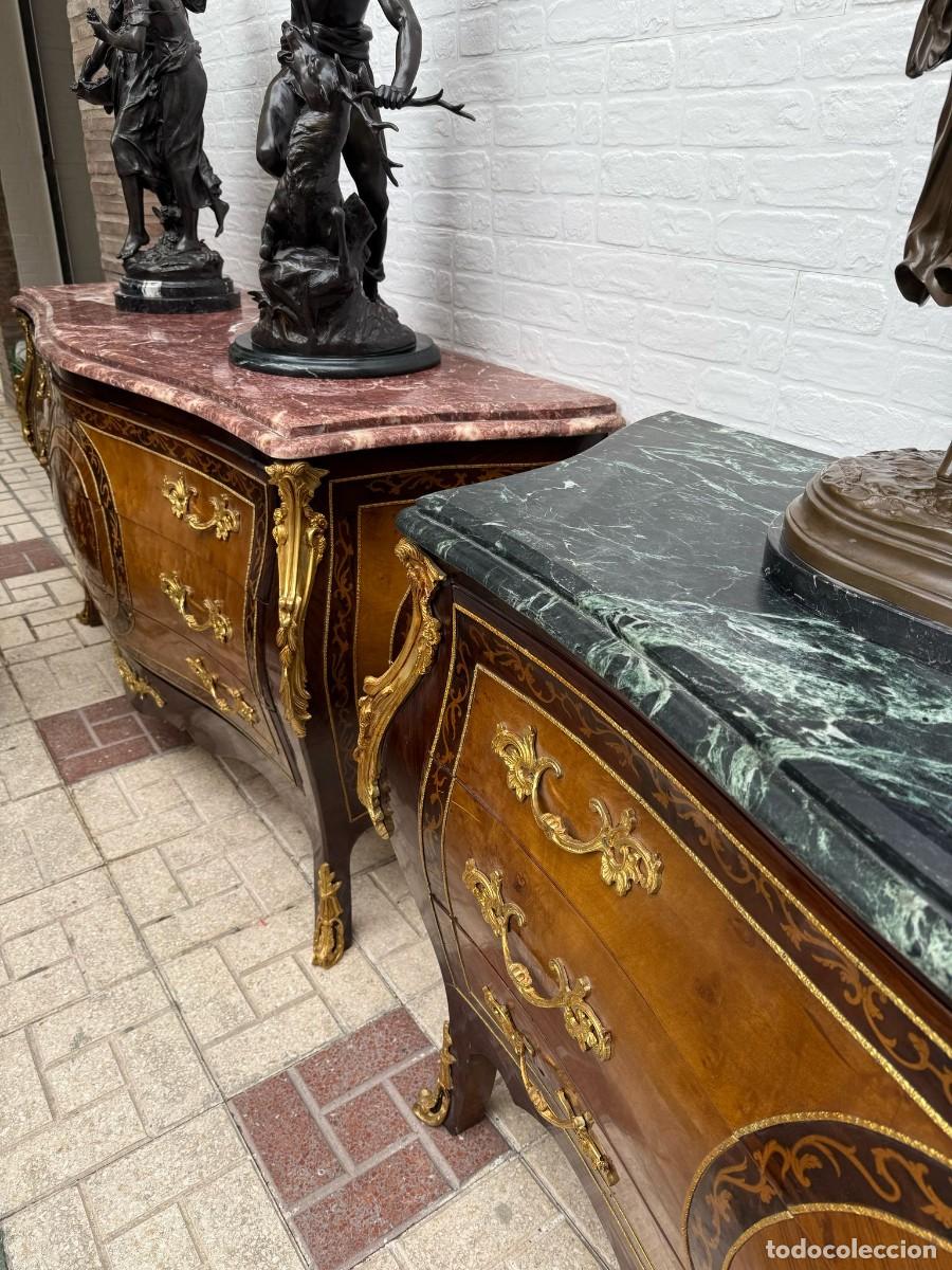 Antig&uuml;edades: C&oacute;moda Luis XV en marqueter&iacute;a y decoraciones en bronce - Foto 3