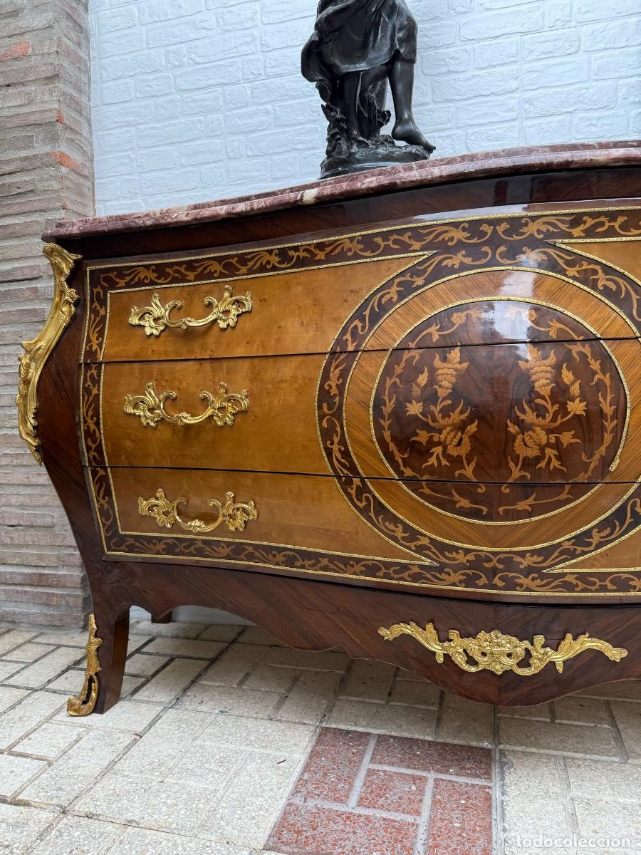 Antig&uuml;edades: C&oacute;moda Luis XV en marqueter&iacute;a y decoraciones en bronce - Foto 4