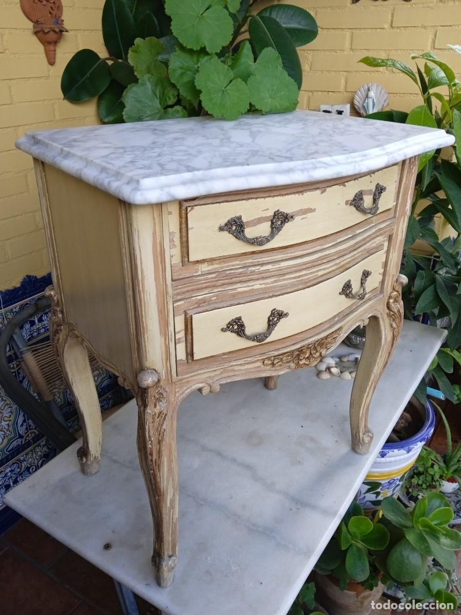 Antig&uuml;edades: Mesa auxiliar vintage de madera decapada - Foto 1