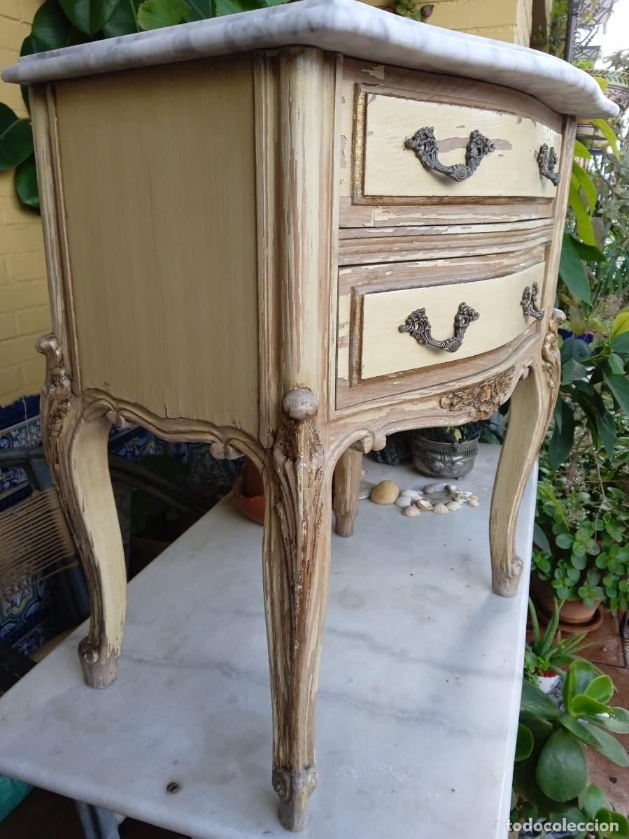 Antig&uuml;edades: Mesa auxiliar vintage de madera decapada - Foto 2