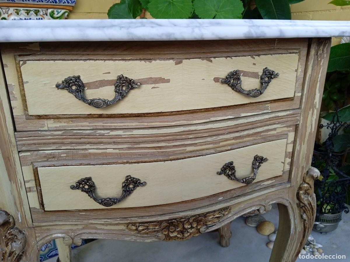 Antig&uuml;edades: Mesa auxiliar vintage de madera decapada - Foto 3