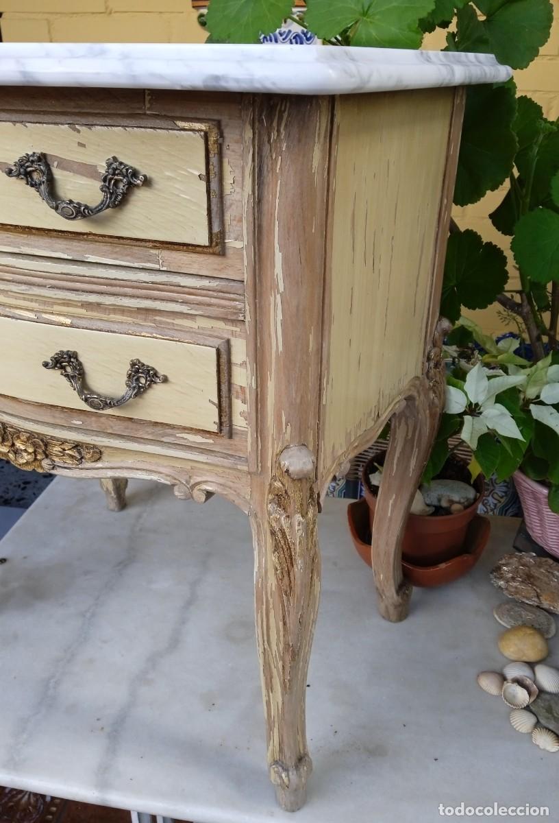 Antig&uuml;edades: Mesa auxiliar vintage de madera decapada - Foto 4