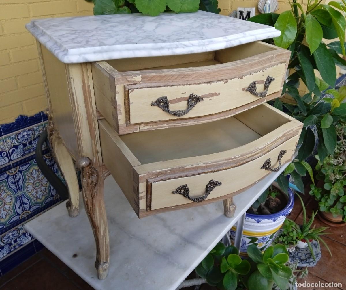Antig&uuml;edades: Mesa auxiliar vintage de madera decapada - Foto 5