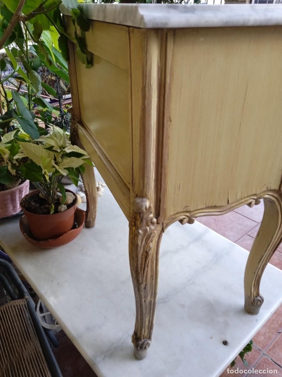 Antig&uuml;edades: Mesa auxiliar vintage de madera decapada - Foto 6