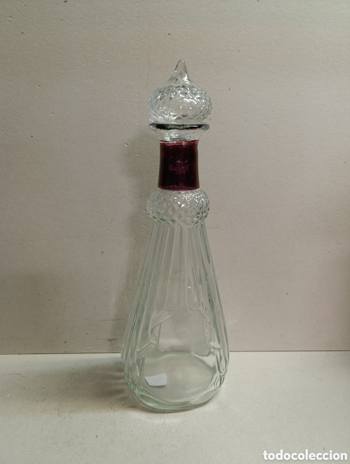 Antig&uuml;edades: BOTELLA DE CRISTAL CON DETALLE GRANATE. - Foto 3