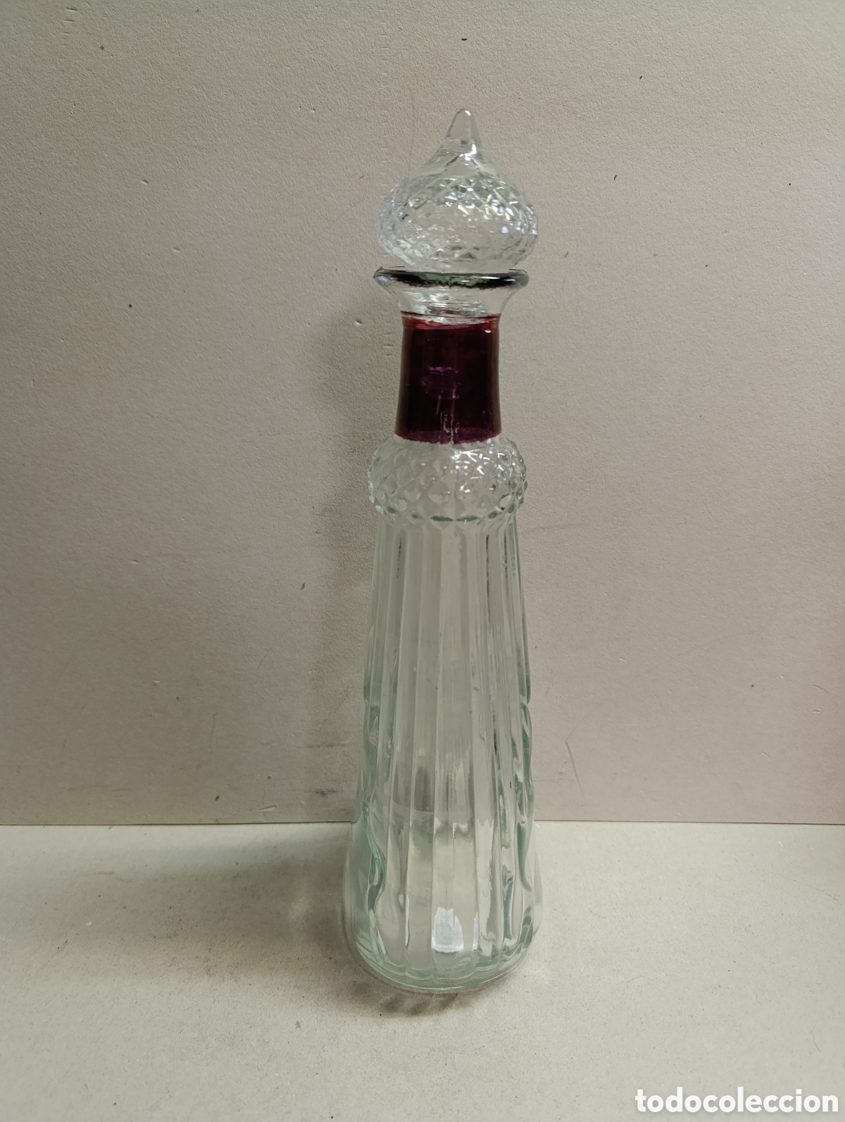 Antig&uuml;edades: BOTELLA DE CRISTAL CON DETALLE GRANATE. - Foto 4