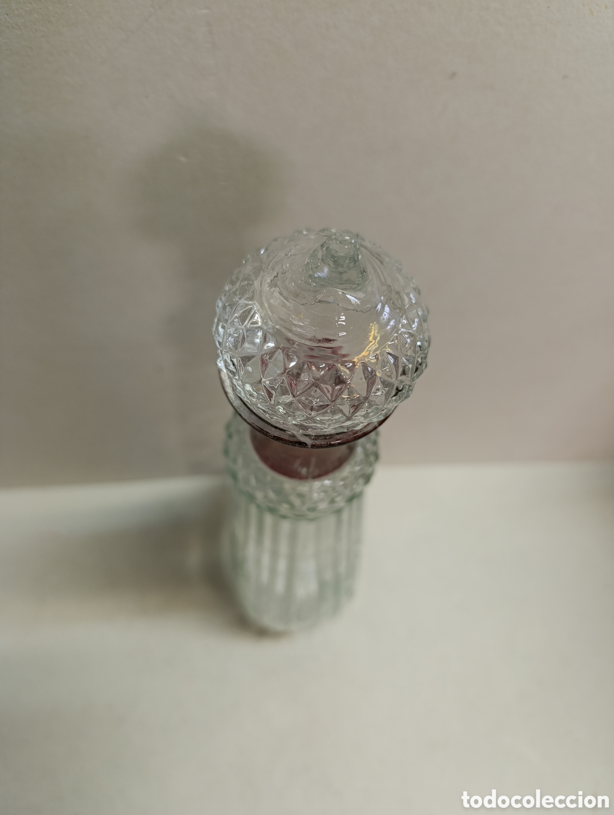 Antig&uuml;edades: BOTELLA DE CRISTAL CON DETALLE GRANATE. - Foto 5