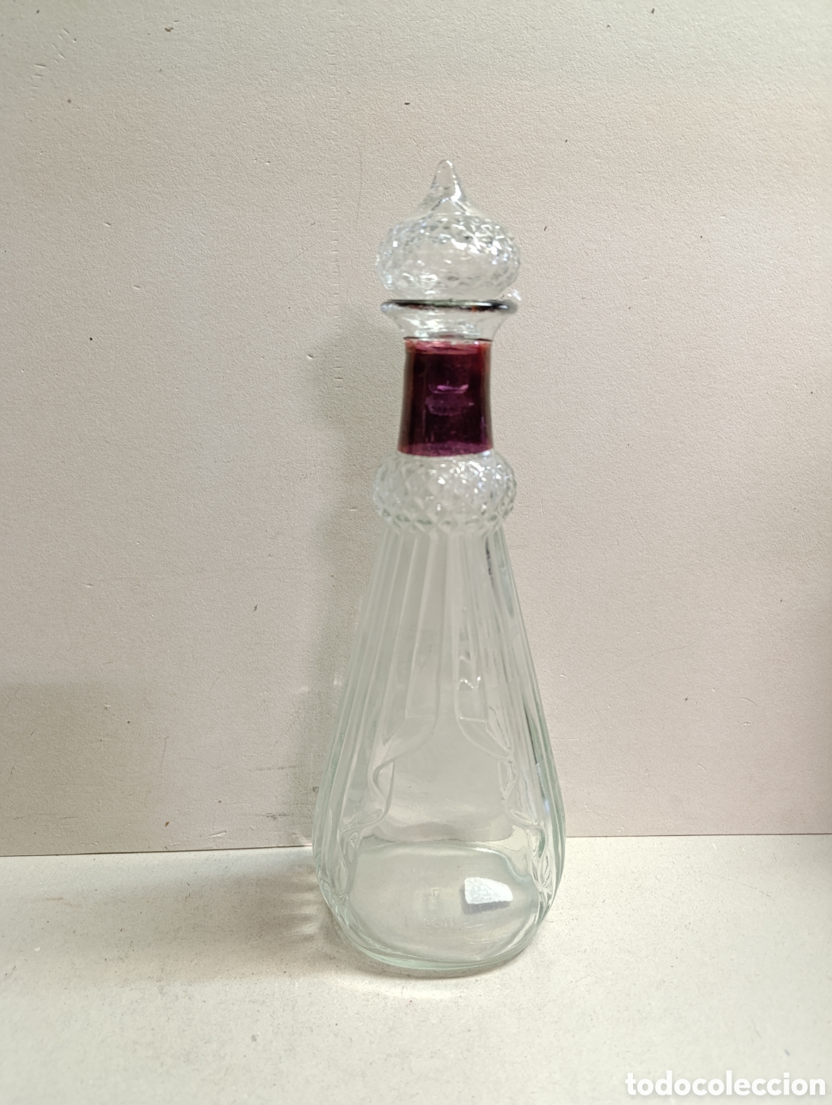 Antig&uuml;edades: BOTELLA DE CRISTAL CON DETALLE GRANATE. - Foto 1