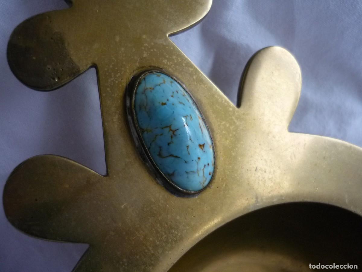 Antig&uuml;edades: Escudilla de bronce con cabuj&oacute;n de vidrio azul - Foto 3
