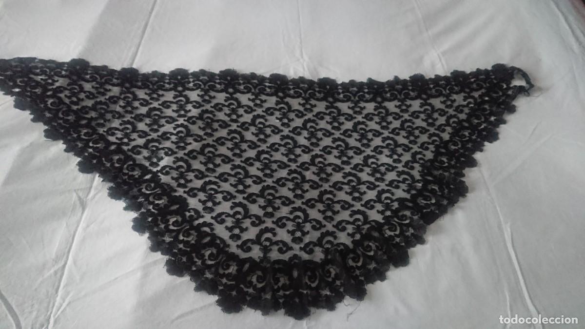 Antig&uuml;edades: Mantilla negra antigua con defectos - Foto 1