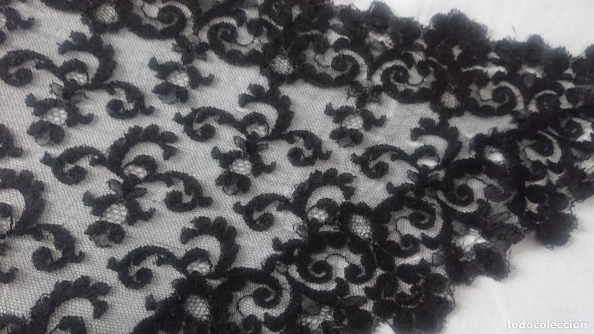 Antig&uuml;edades: Mantilla negra antigua con defectos - Foto 2