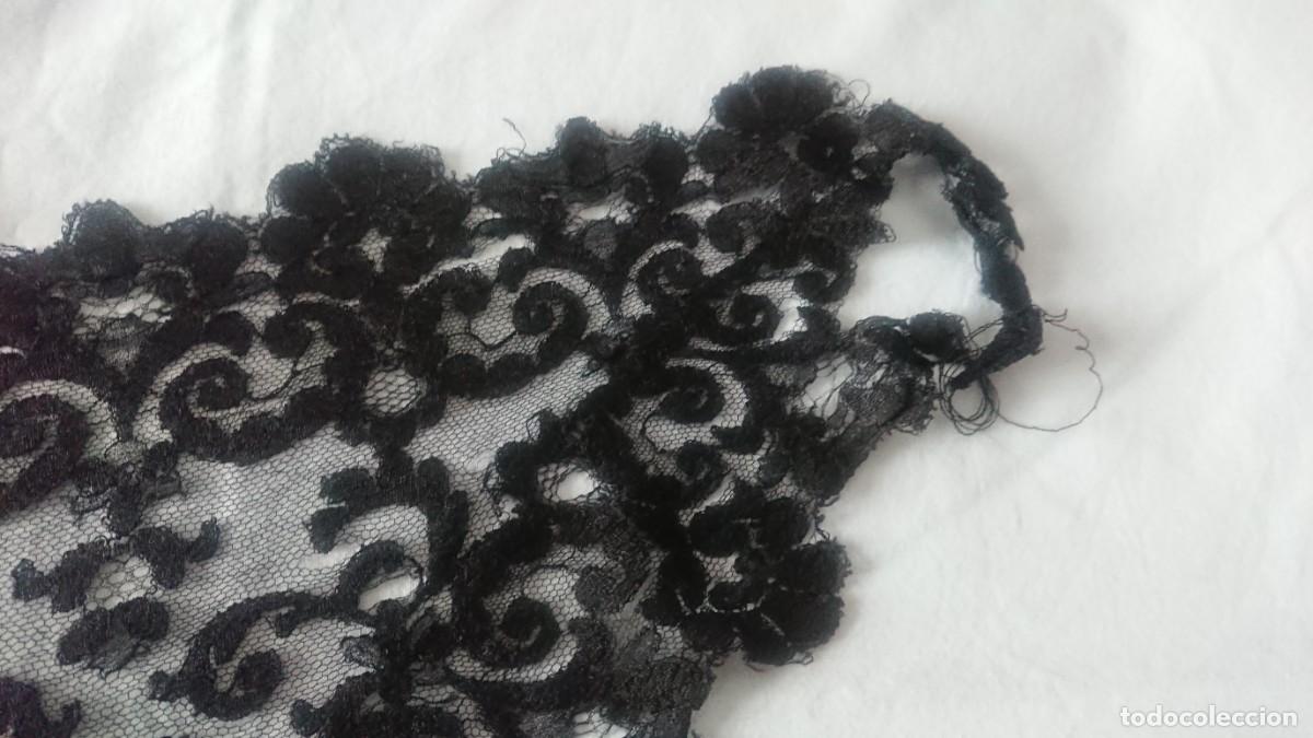 Antig&uuml;edades: Mantilla negra antigua con defectos - Foto 3