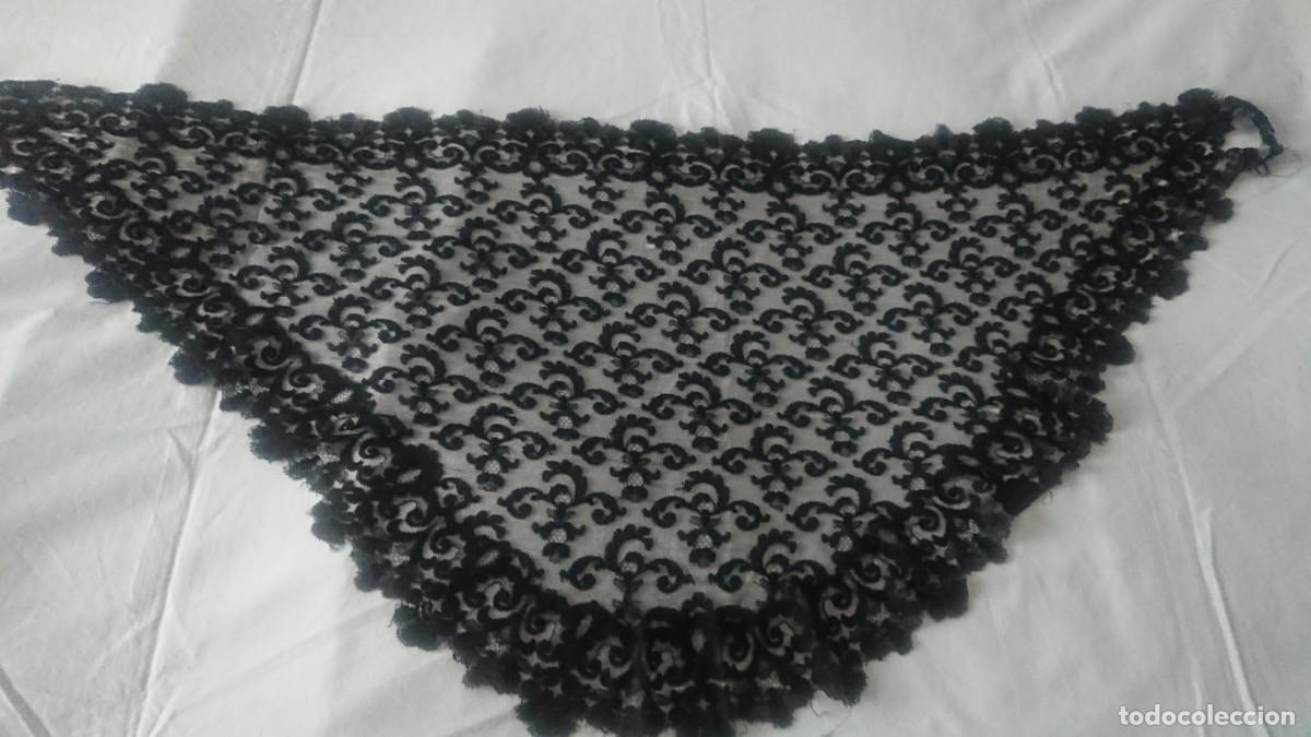 Antig&uuml;edades: Mantilla negra antigua con defectos - Foto 4