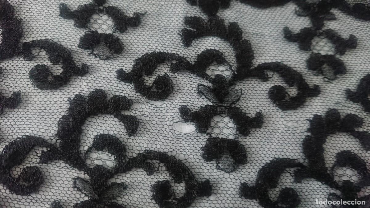 Antig&uuml;edades: Mantilla negra antigua con defectos - Foto 5