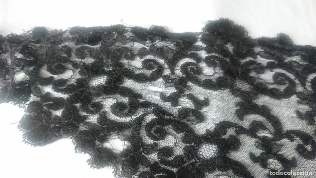 Antig&uuml;edades: Mantilla negra antigua con defectos - Foto 6