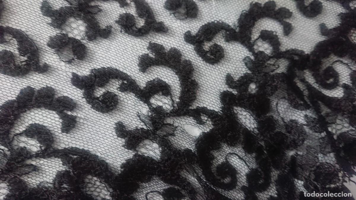 Antig&uuml;edades: Mantilla negra antigua con defectos - Foto 7