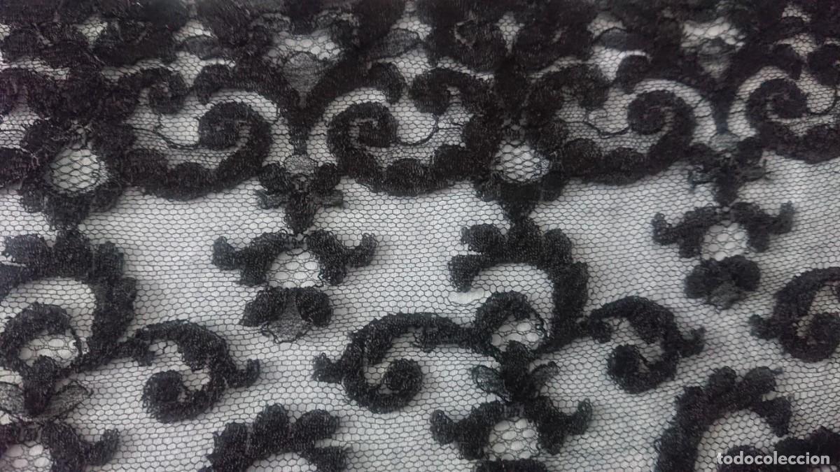 Antig&uuml;edades: Mantilla negra antigua con defectos - Foto 8