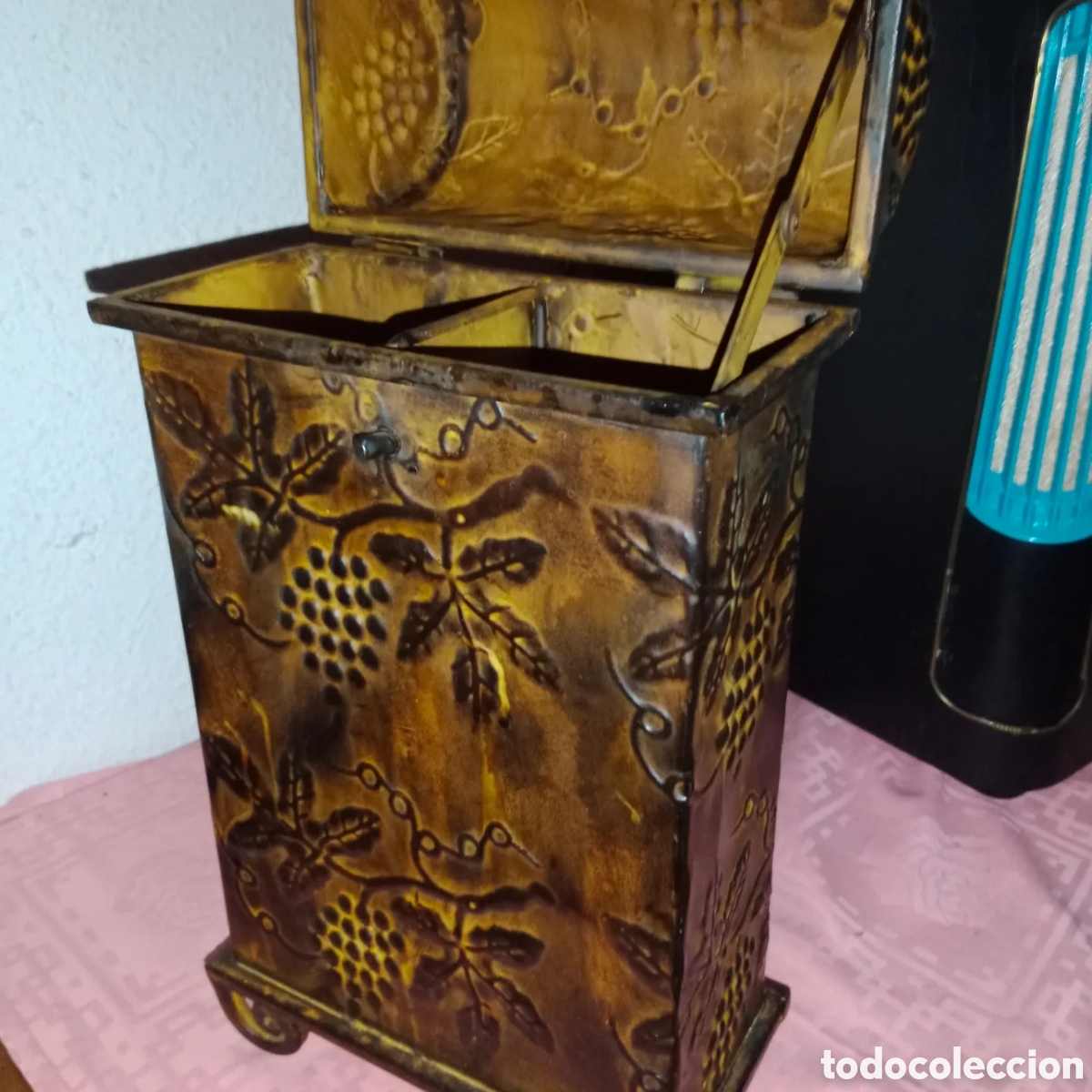 Oggetti Antichi: Caja de metal repujada muy bonita..