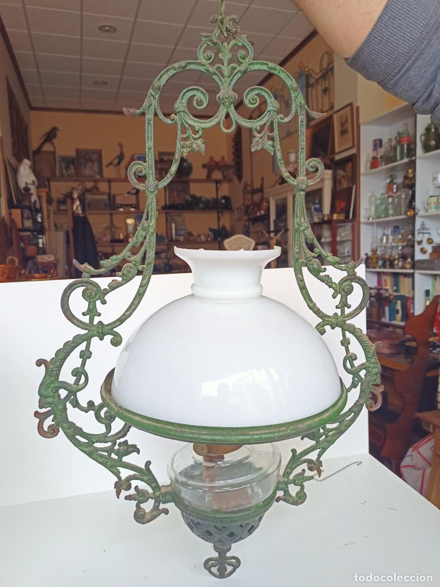 Antig&uuml;edades: Antigua L&aacute;mpara de quinqu&eacute; opalina blanca - Foto 1