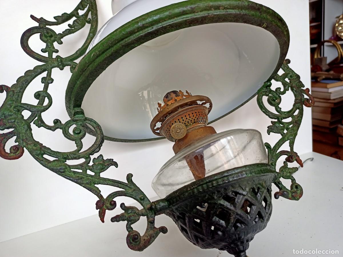 Antig&uuml;edades: Antigua L&aacute;mpara de quinqu&eacute; opalina blanca - Foto 2
