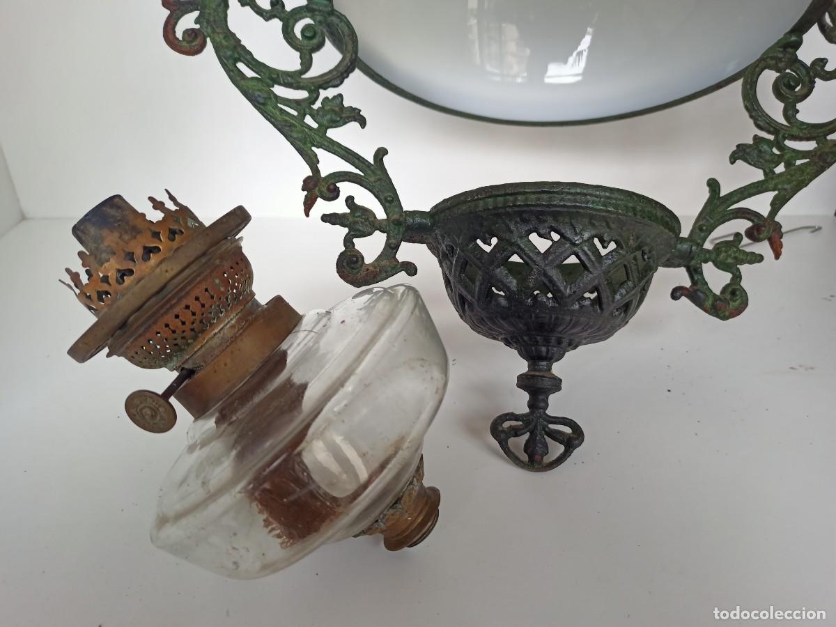 Antig&uuml;edades: Antigua L&aacute;mpara de quinqu&eacute; opalina blanca - Foto 3
