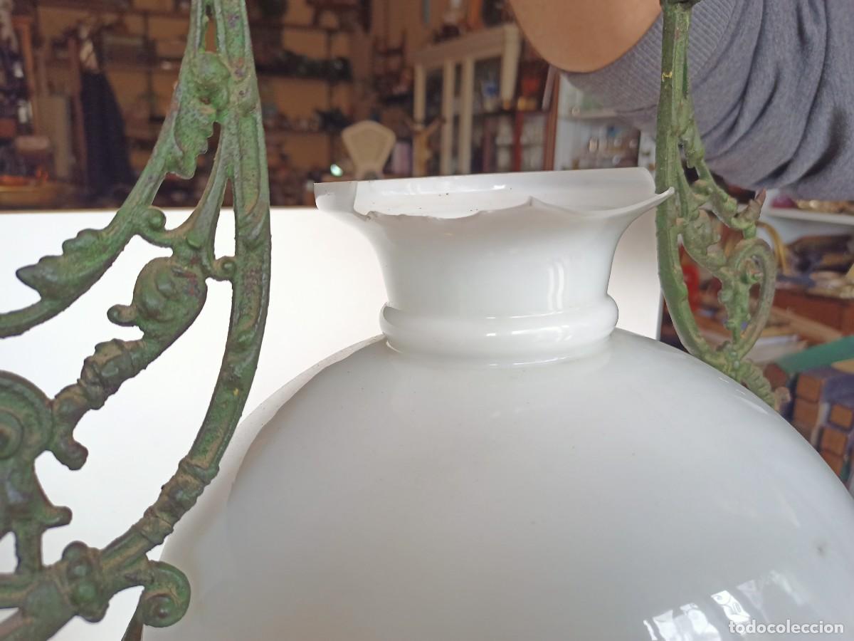 Antig&uuml;edades: Antigua L&aacute;mpara de quinqu&eacute; opalina blanca - Foto 4