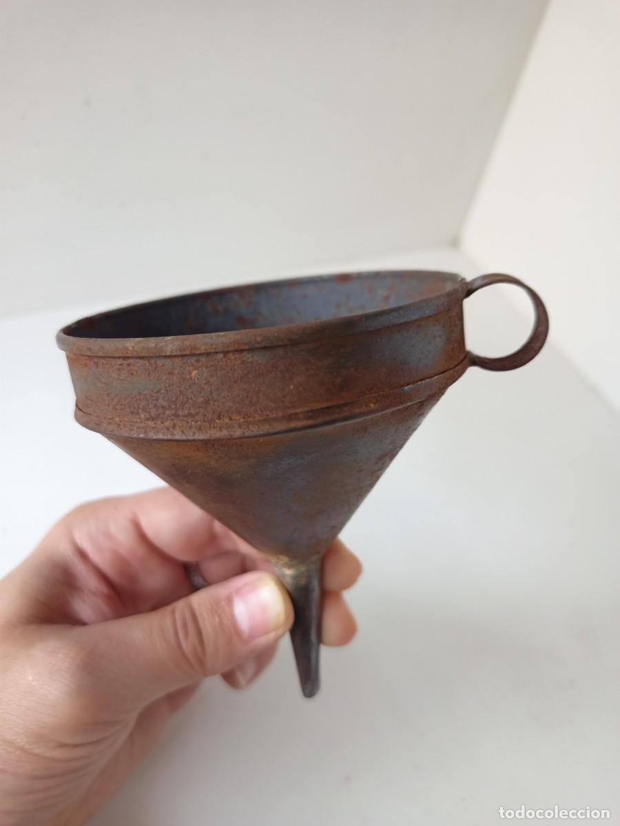 Antig&uuml;edades: Antiguo embudo de chapa - Foto 2