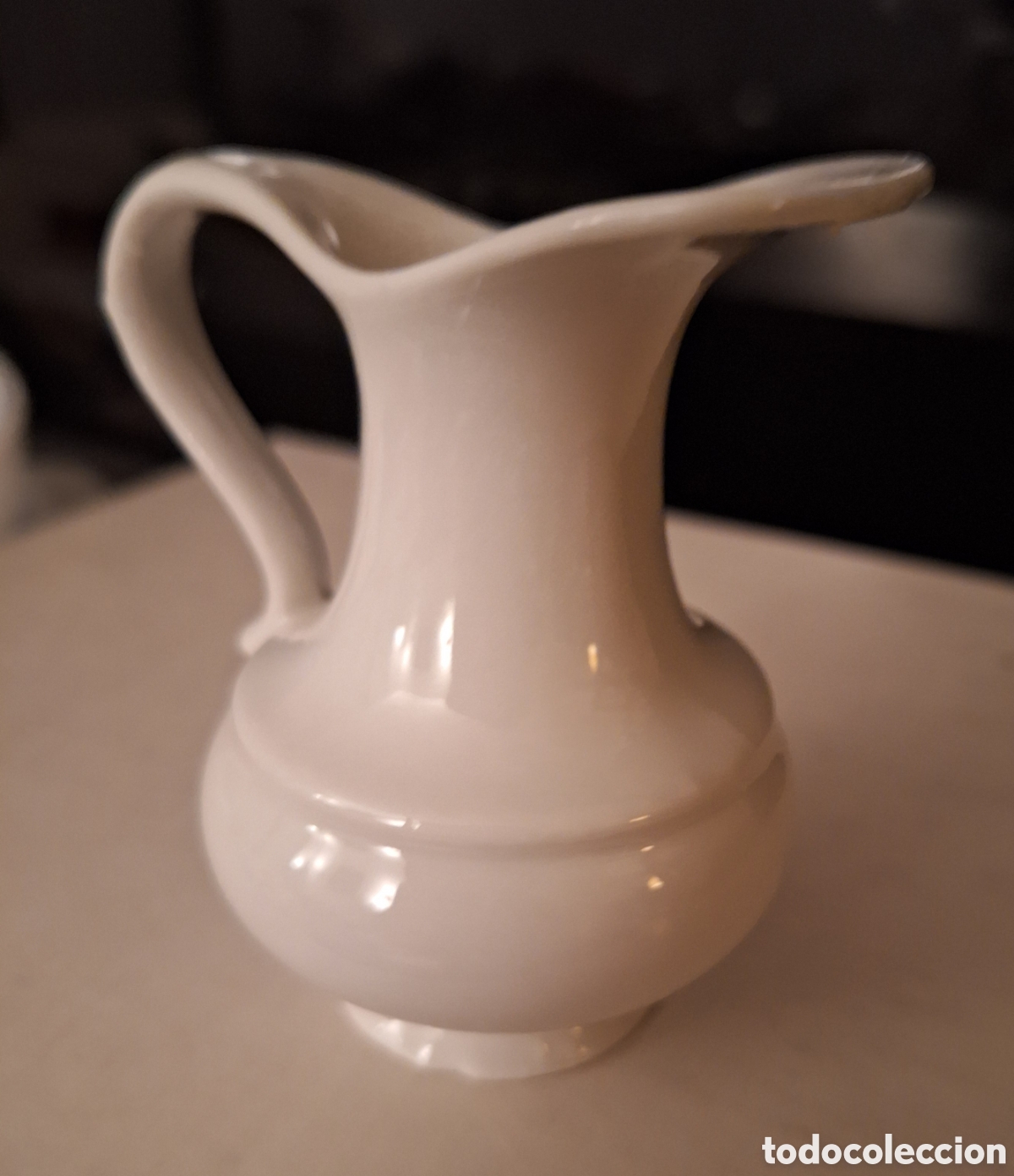 Antig&uuml;edades: Jarrita de loza blanca - Foto 1
