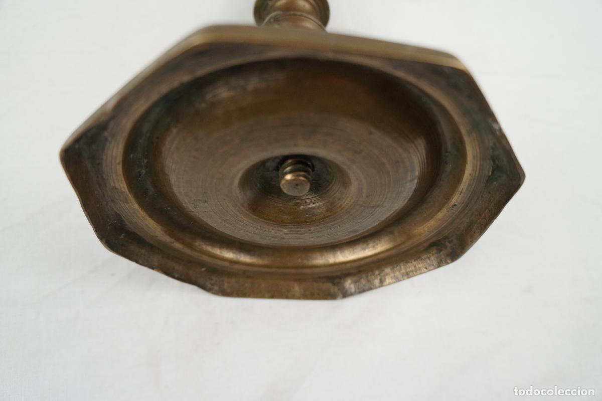 Antig&uuml;edades: CANDELERO DE BRONCE. SIGLO XVII. - Foto 4