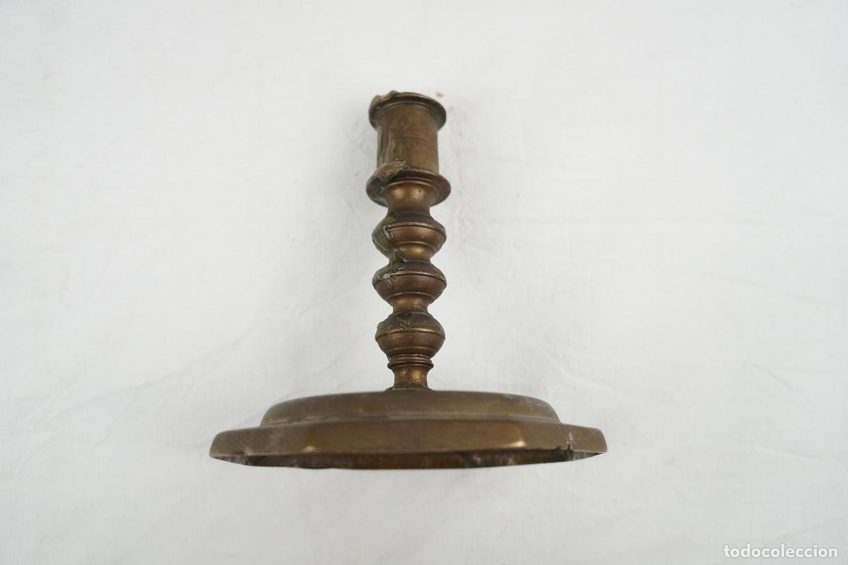 Antig&uuml;edades: CANDELERO DE BRONCE. SIGLO XVII. - Foto 5