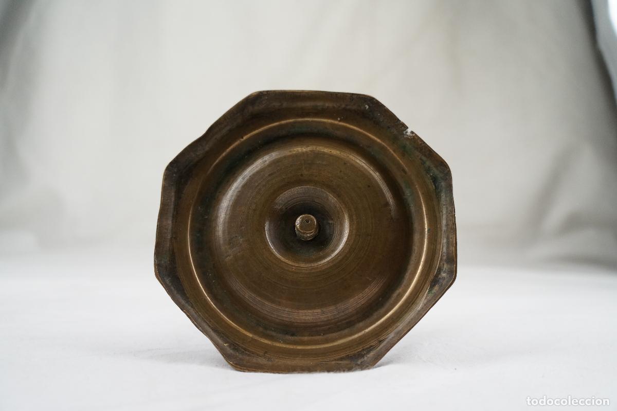 Antig&uuml;edades: CANDELERO DE BRONCE. SIGLO XVII. - Foto 6