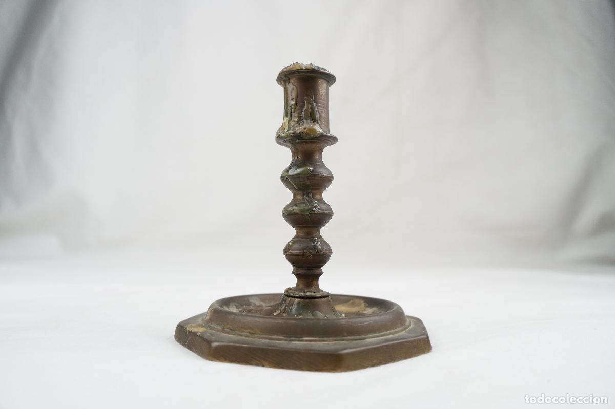 Antig&uuml;edades: CANDELERO DE BRONCE. SIGLO XVII. - Foto 1