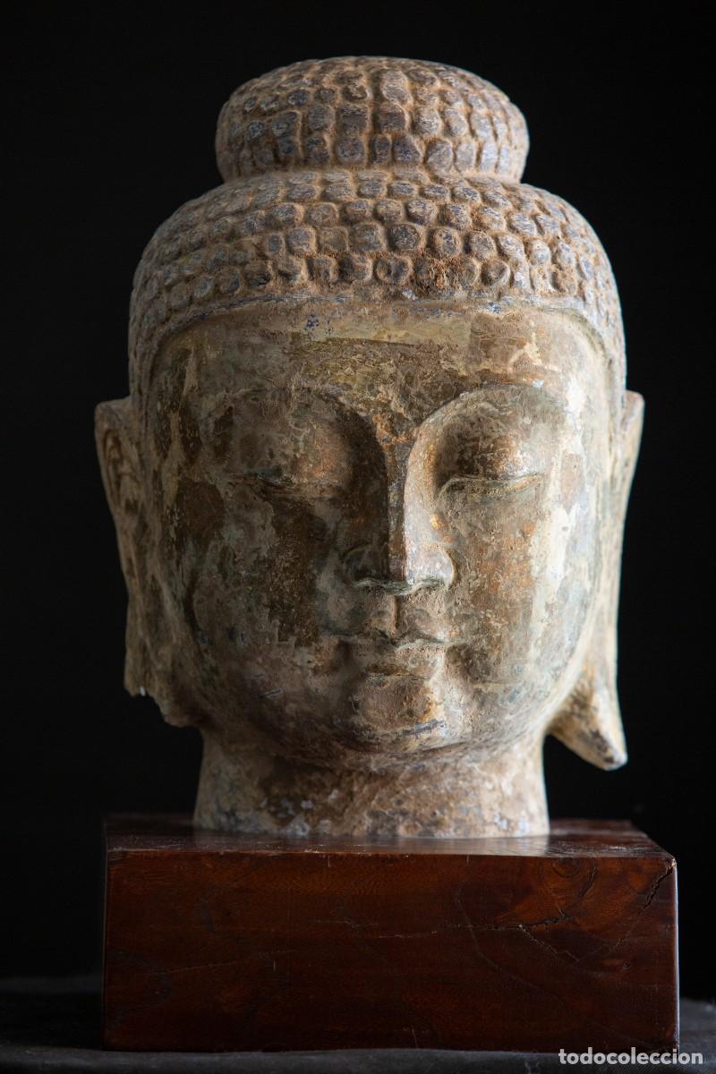 Antig&uuml;edades: Antigua cabeza de Buda en piedra con base de madera maciza.
