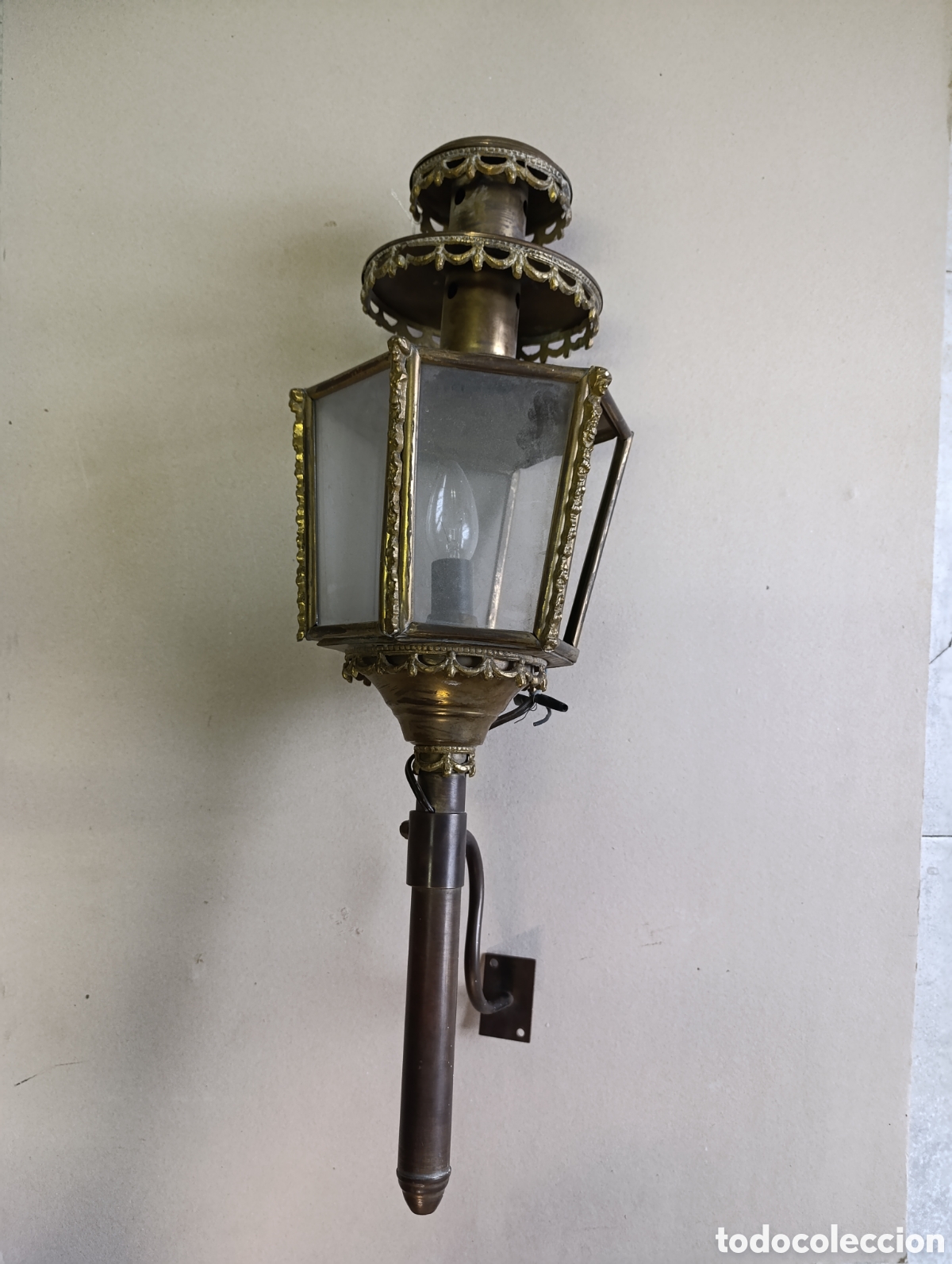 Antig&uuml;edades: FAROL DE CARRUAJE EN BRONCE Y CRISTAL. - Foto 1