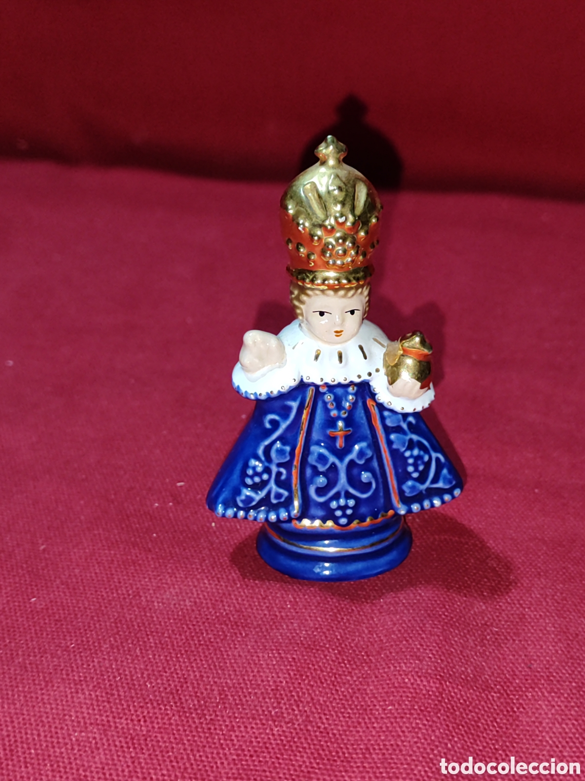 Antig&uuml;edades: Peque&ntilde;o Ni&ntilde;o Jes&uacute;s de Praga de porcelana pintado a mano de la Republica Checa