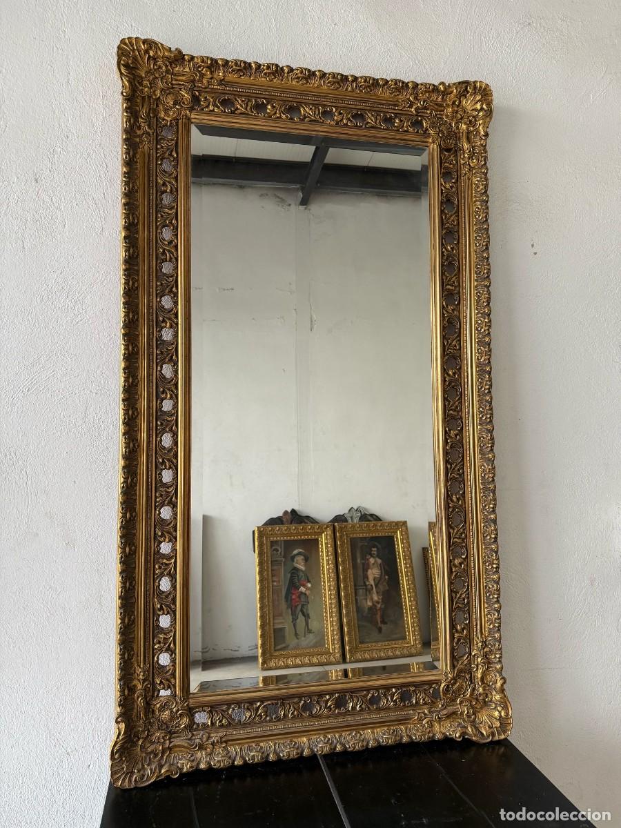Antig&uuml;edades: Espejo biselado con marco de madera dorado con orificios. - Foto 1