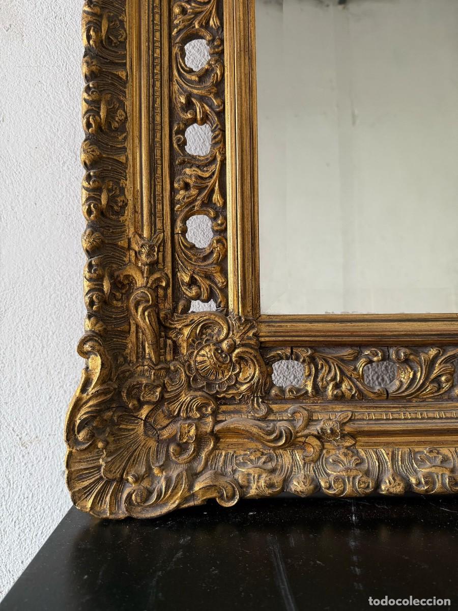 Antig&uuml;edades: Espejo biselado con marco de madera dorado con orificios. - Foto 2