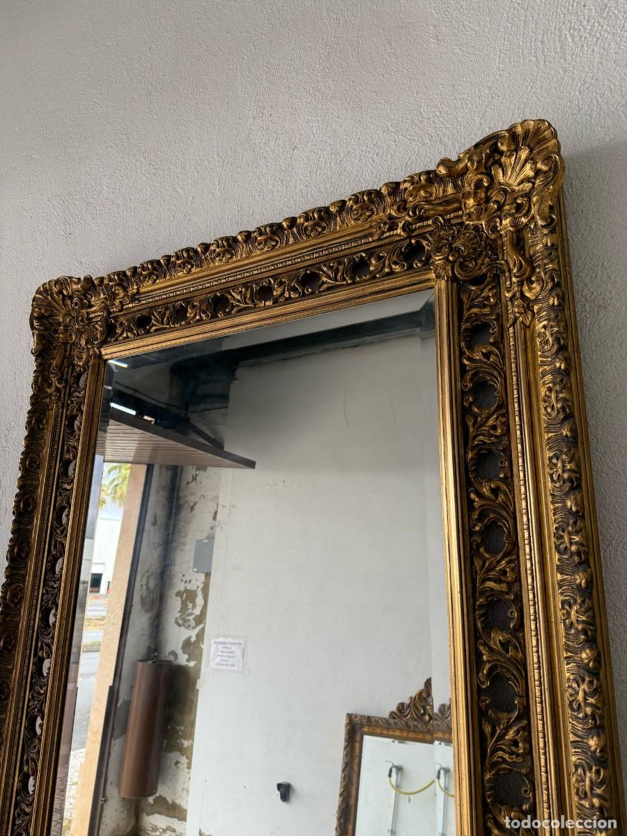 Antig&uuml;edades: Espejo biselado con marco de madera dorado con orificios. - Foto 3
