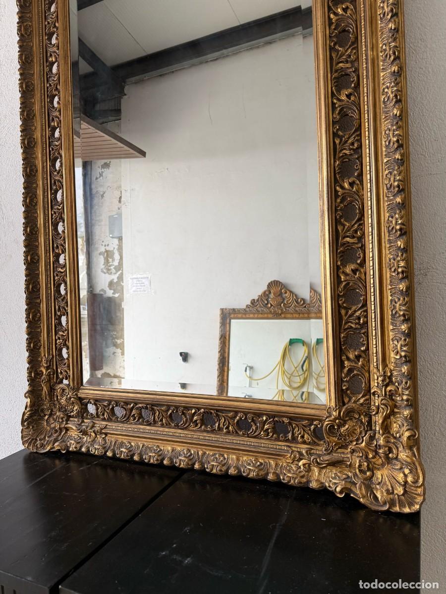 Antig&uuml;edades: Espejo biselado con marco de madera dorado con orificios. - Foto 4