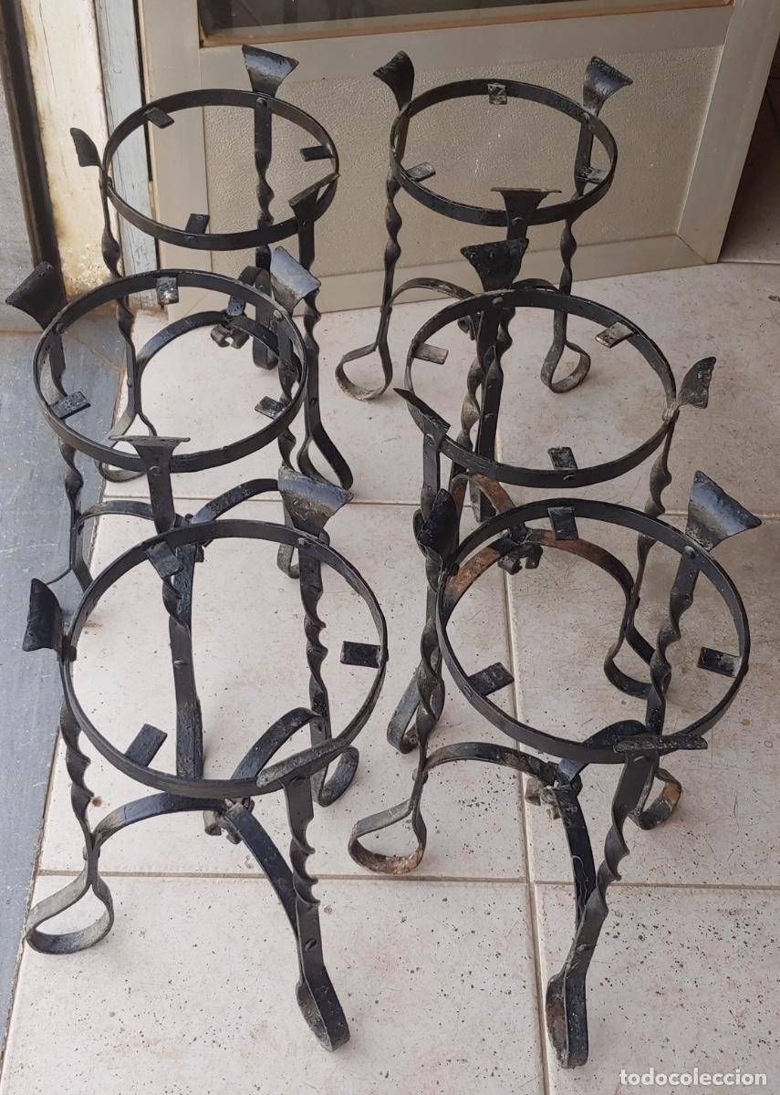 Antig&uuml;edades: Lote de 6 antiguos maceteros de forja - Foto 2