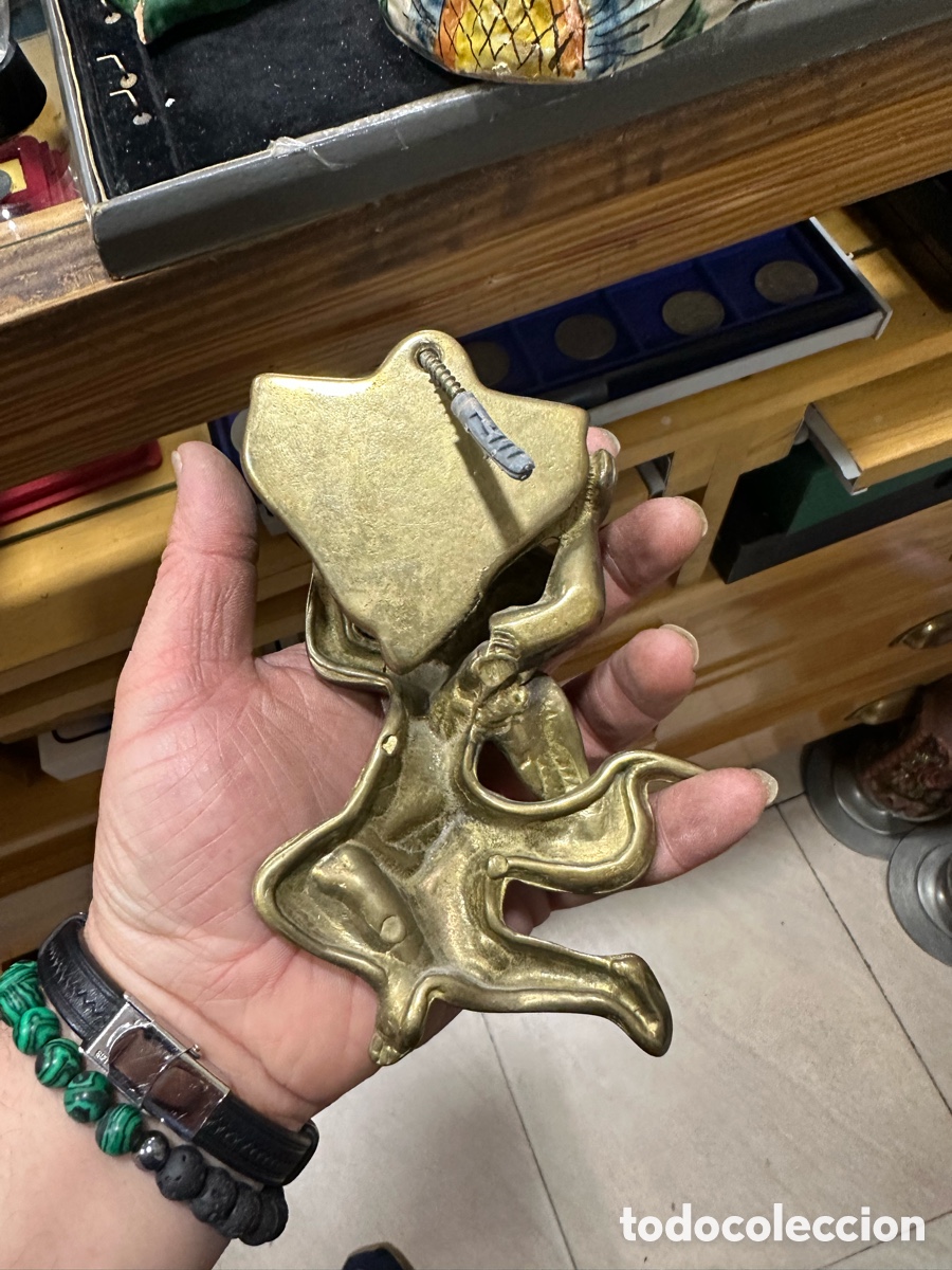 Antig&uuml;edades: Bonita benditera de bronce - Foto 5