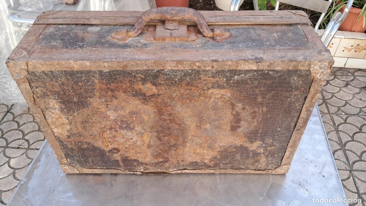 Antig&uuml;edades: DOS ANTIGUAS Y VIEJAS MALETAS - Foto 7