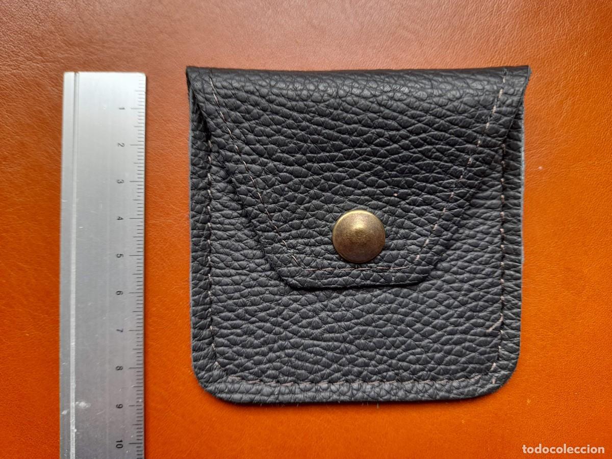 Antiques: Portarosarios de piel. Carterita de Piel marron